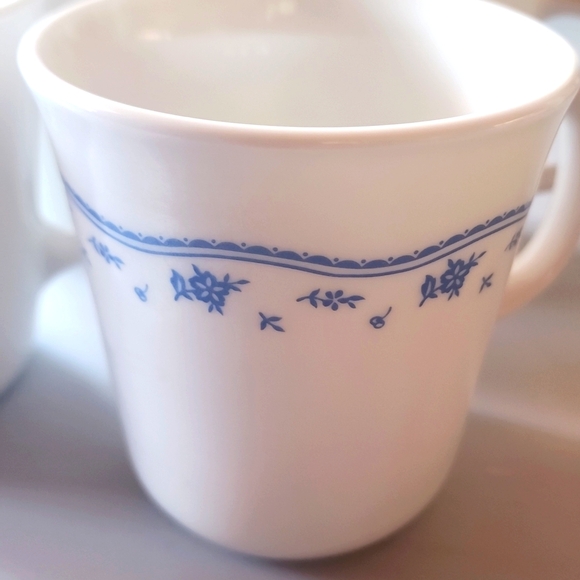 4 pieces of Corningware USA, Blue Floral  Coffee/Tea Mugs. - Picture 2 of 9